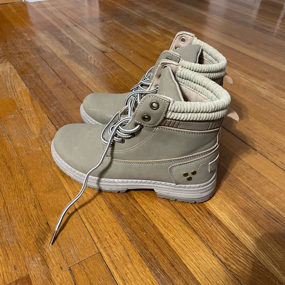 Sofysofy's hiking boots. 5.1 inches high & 1.1 inches heel.
EU  36
US Women 5.5